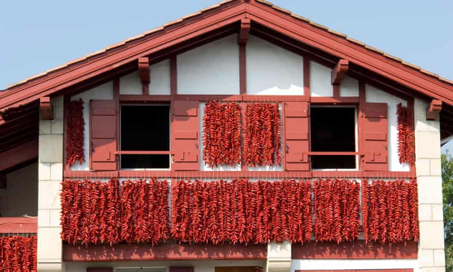 Paprika trocknen an der Fassade eines baskischen Hauses in Espelette, Frankreich.