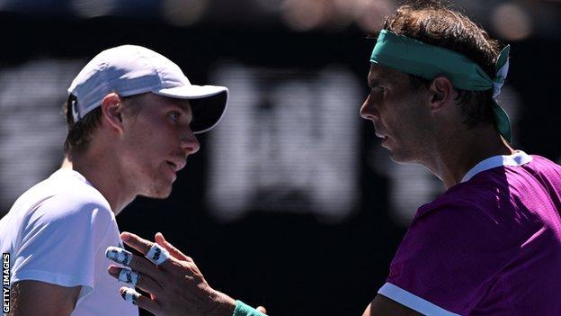 Denis Shapovalov und Rafael Nadal bei den Australian Open