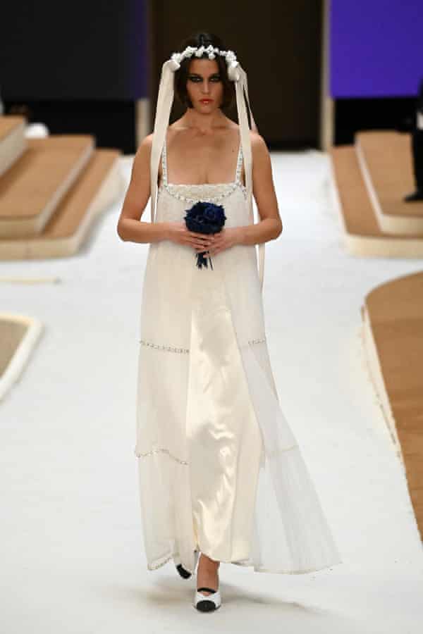 Der traditionelle Abschlusslook der Haute Couture, Brautmode, ist auf dem Laufsteg von Chanel ebenfalls lässig.