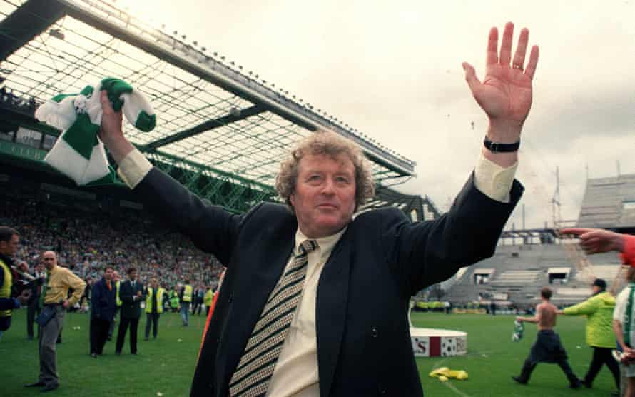 Wim Jansen feiert 1998 mit Celtic den Gewinn des schottischen Meistertitels.
