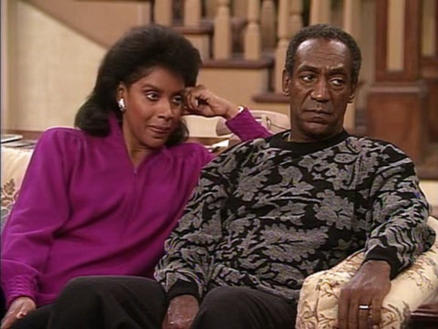 Phylicia Rashad und Bill Cosby sitzen auf einer Couch