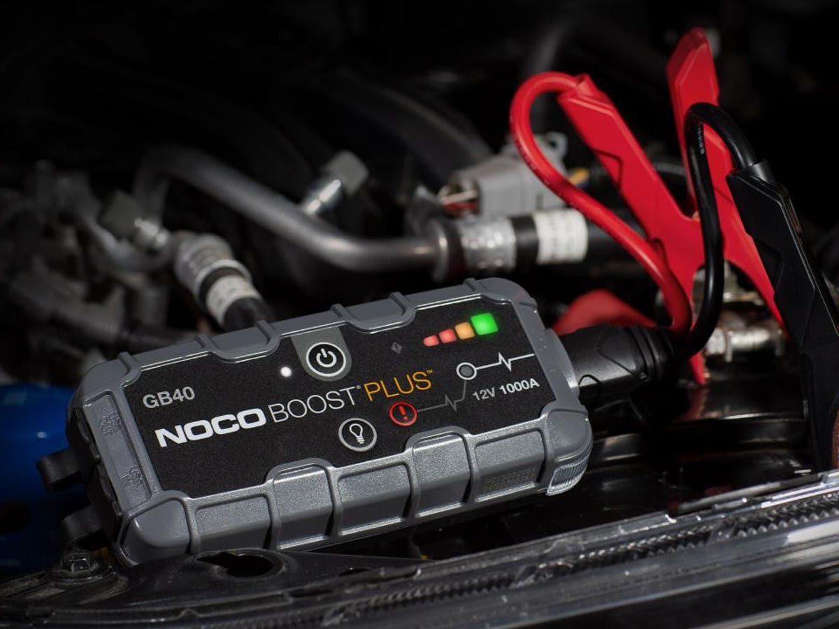 noco boost plus Batterieladegerät unter der Motorhaube, Geschäfte, die 2022 bestätigen