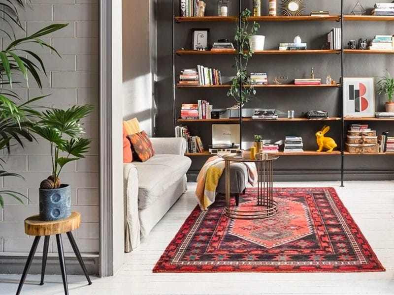 Ein Revival-Teppich in einem modernen Zuhause auf weißem Boden, Geschäfte, die das Jahr 2022 akzeptieren