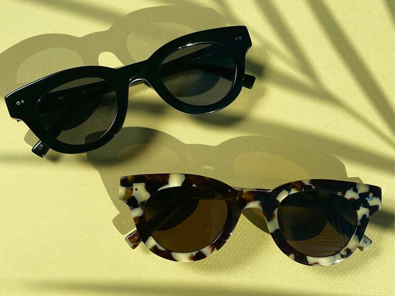 Zwei Warby Parker-Sonnenbrillen im Jackie-Onansis-Stil auf gelbem Hintergrund, Geschäfte, die Affirm 2022 akzeptieren