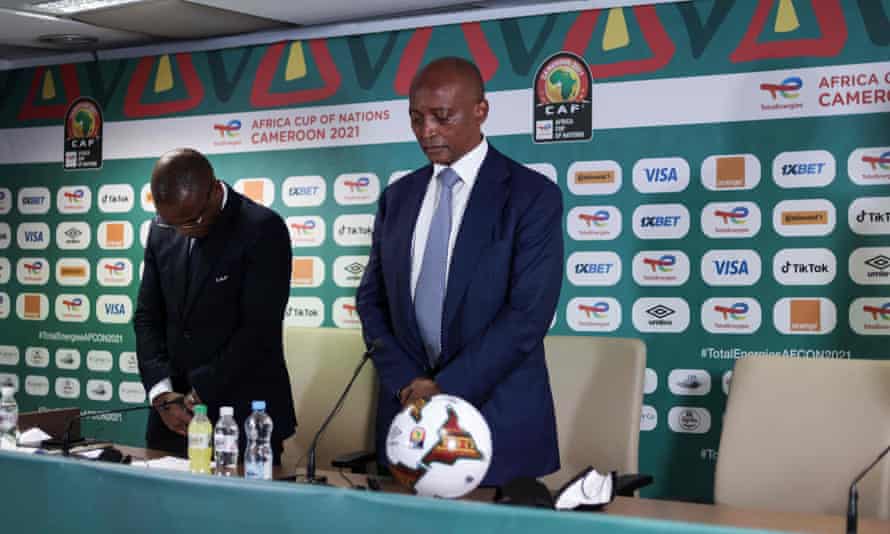 Patrice Motesepe, Präsident des Afrikanischen Fußballverbandes (CAF), hält vor der Pressekonferenz am Dienstag eine Schweigeminute ein.