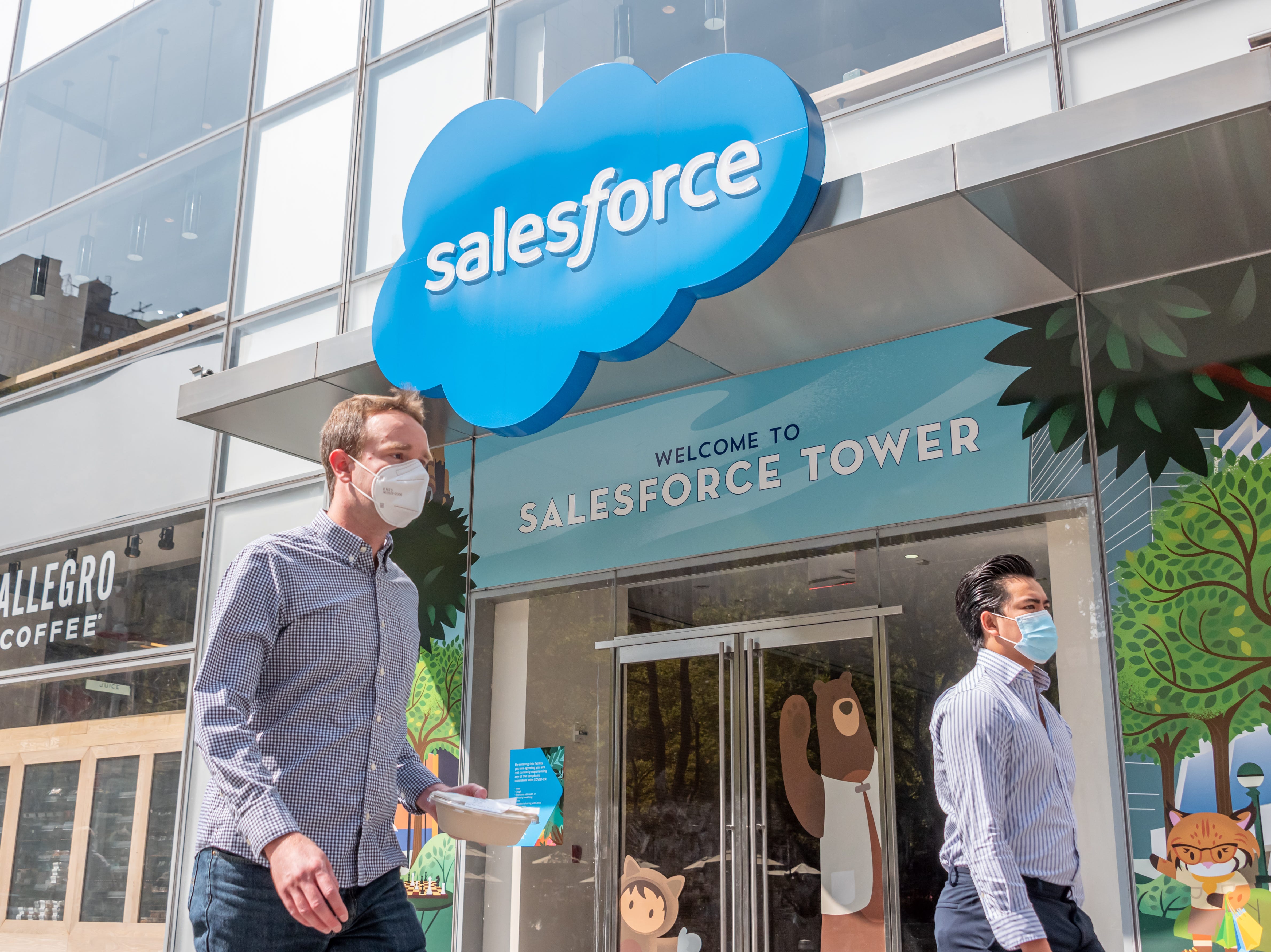 Arbeiter tragen vor dem Salesforce Tower schützende Gesichtsmasken, während die Stadt Phase 4 der Wiedereröffnung fortsetzt, nachdem am 22. September 2020 in New York City Beschränkungen verhängt wurden, um die Ausbreitung des Coronavirus zu verlangsamen.