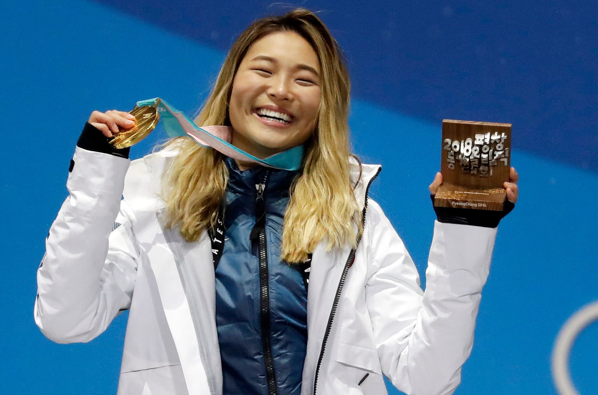 Chloe Kim posiert mit ihrer olympischen Goldmedaille der Spiele 2018.