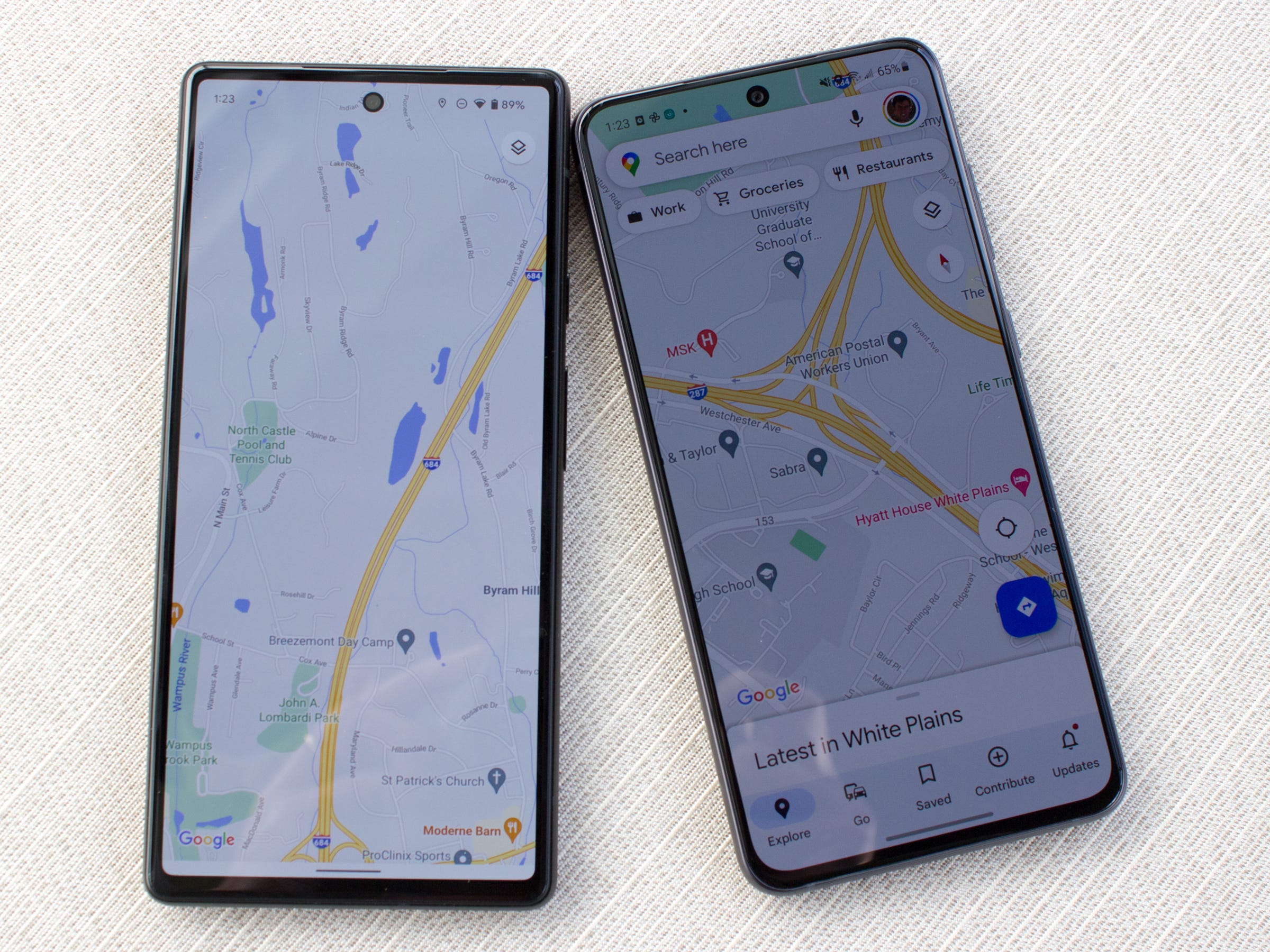 Die Bildschirme von Pixel 6 und Galaxy S21 FE nebeneinander, auf denen Google Maps ausgeführt wird, zeigen, dass das Pixel 6 einen helleren Bildschirm hat.