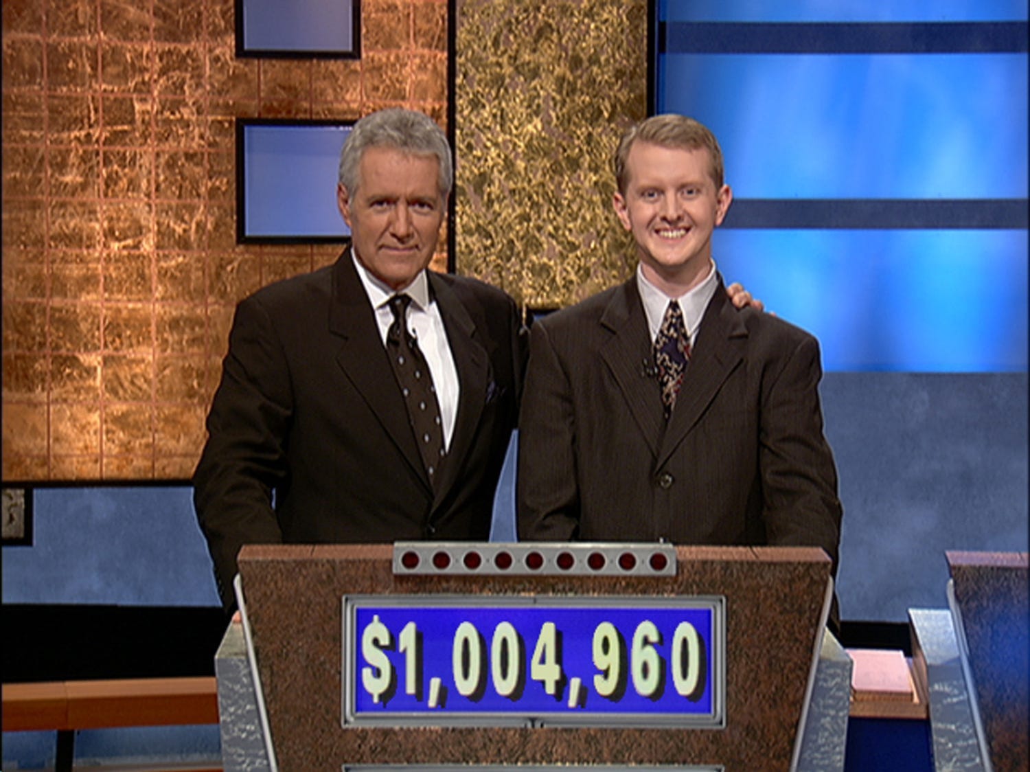 Ken Jennings mit Alex Trebek bei Jeopardy