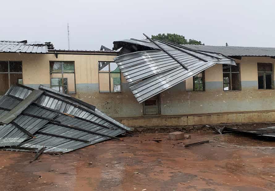 Ein Dach von einem Schulgebäude in Angoche, Mosambik