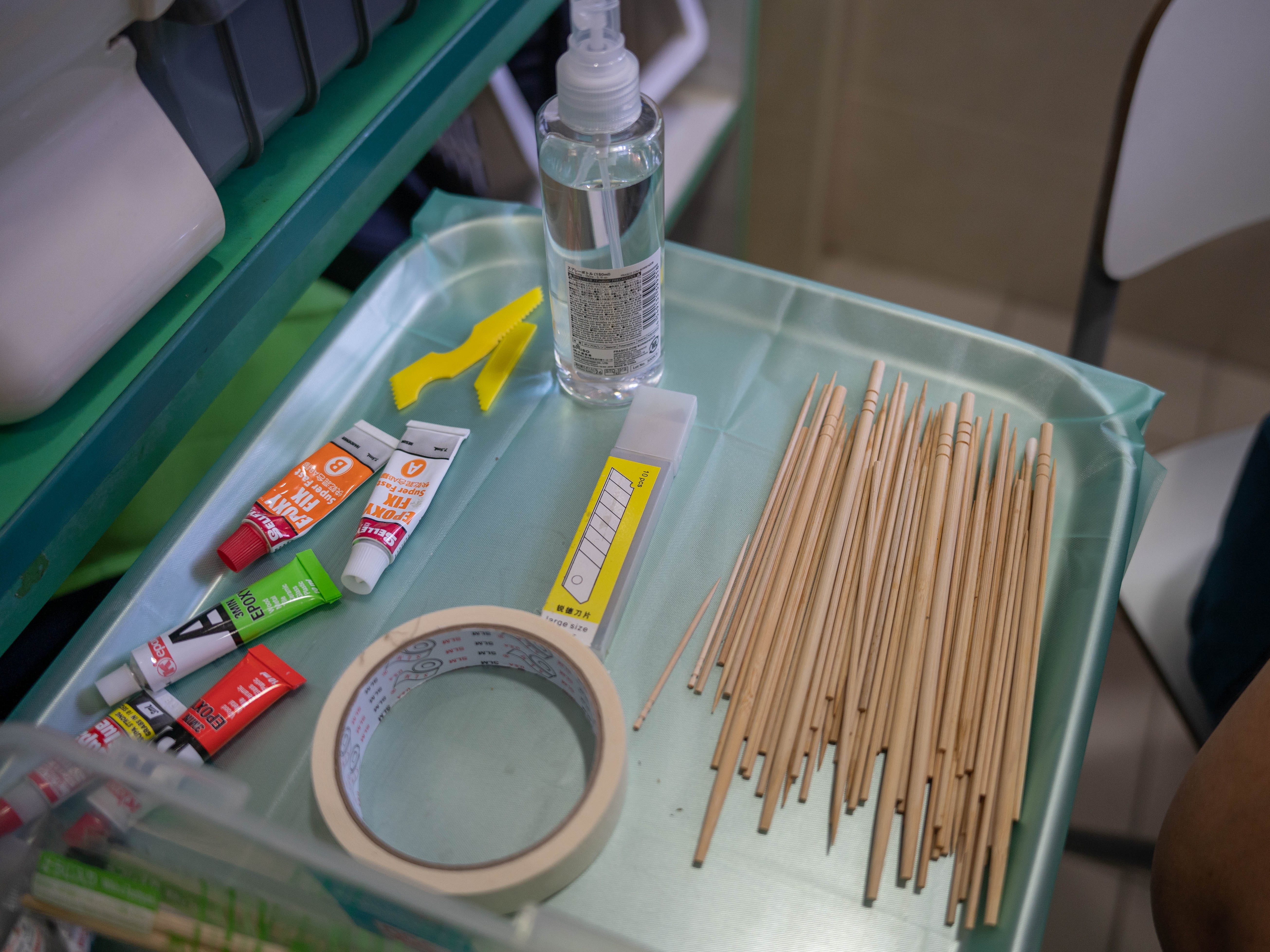 Essstäbchen aus Bambus und Epoxidröhrchen, die auf einem Tablett zur Vorbereitung des Imping-Verfahrens zu sehen sind
