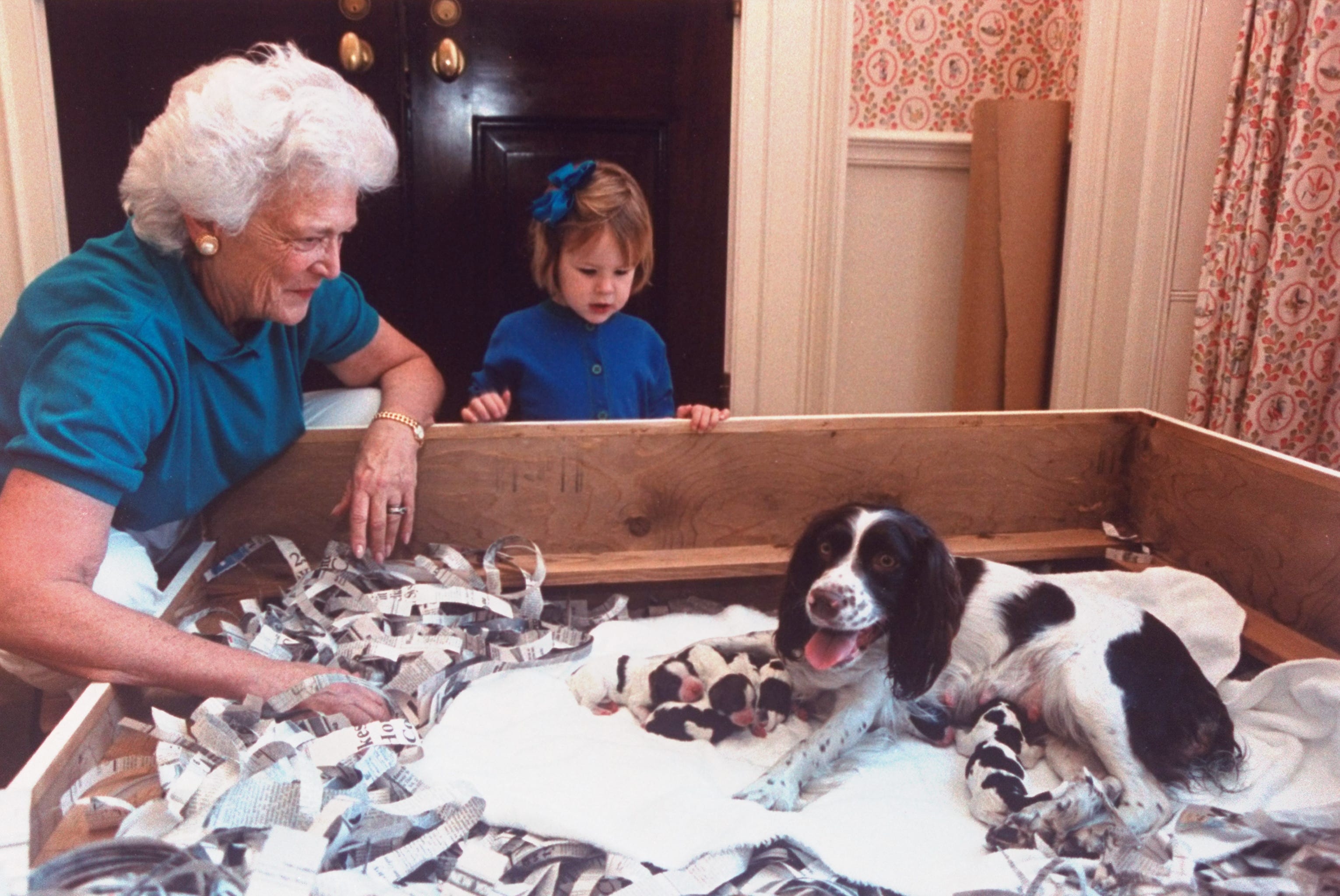 Barbara Bush und ihre Enkelin Marshall Lloyd Bush mit ihrem Hund Millie und ihren sechs neugeborenen Welpen.