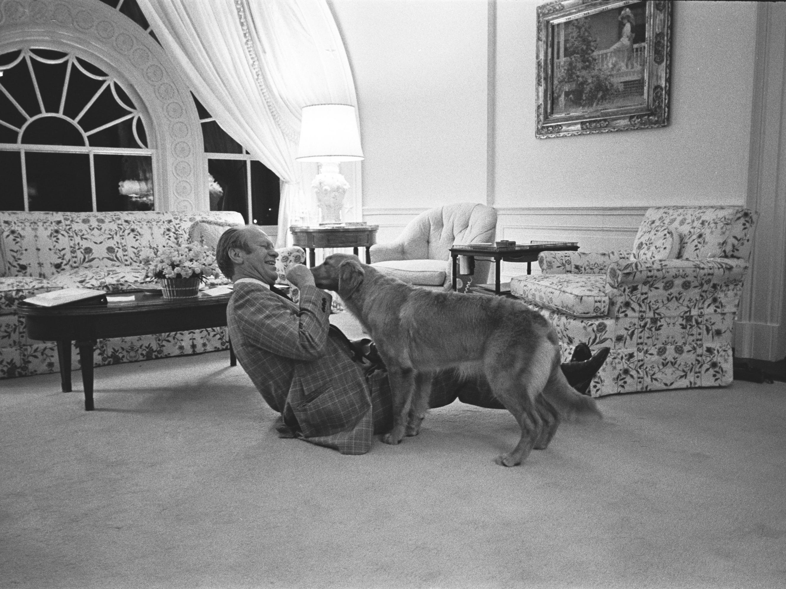 Präsident Gerald Ford mit seinem Hund Liberty.