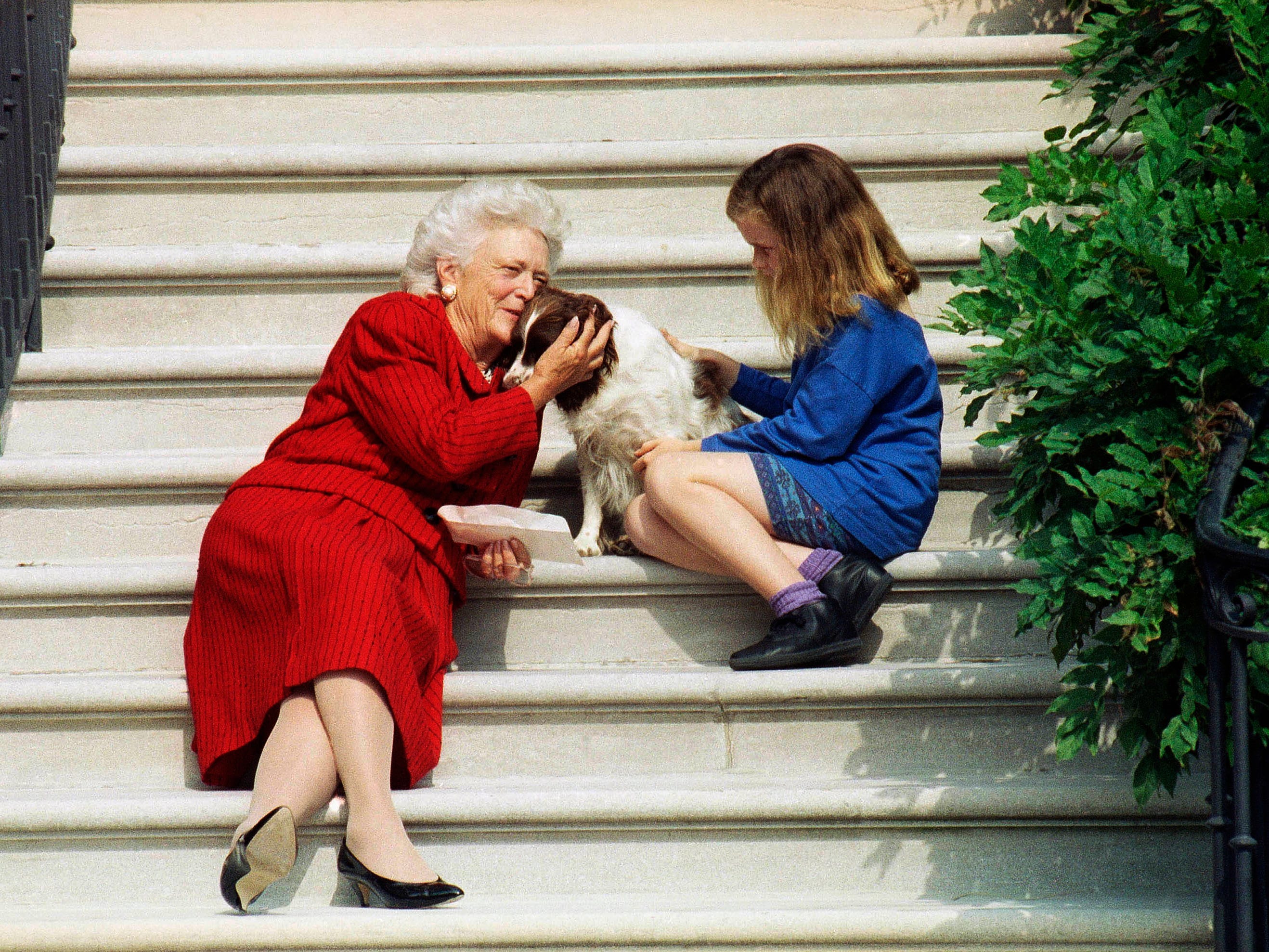 First Lady Barbara Bush, ihre Enkelin Barbara und Millie.