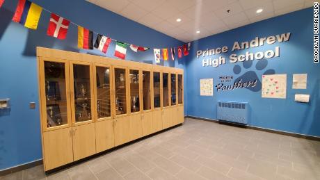 Die Prince Andrew High School in Dartmouth, Nova Scotia, wird auf der Grundlage von Eingaben aus der Öffentlichkeit und einer Abstimmung der Schülerschaft umbenannt.  Die endgültige Genehmigung liegt beim Regionalen Bildungszentrum.