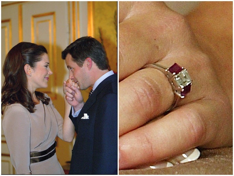 Prinz Frederik von Dänemark küsst den Verlobungsring seiner Verlobten Mary Elizabeth Donaldson.