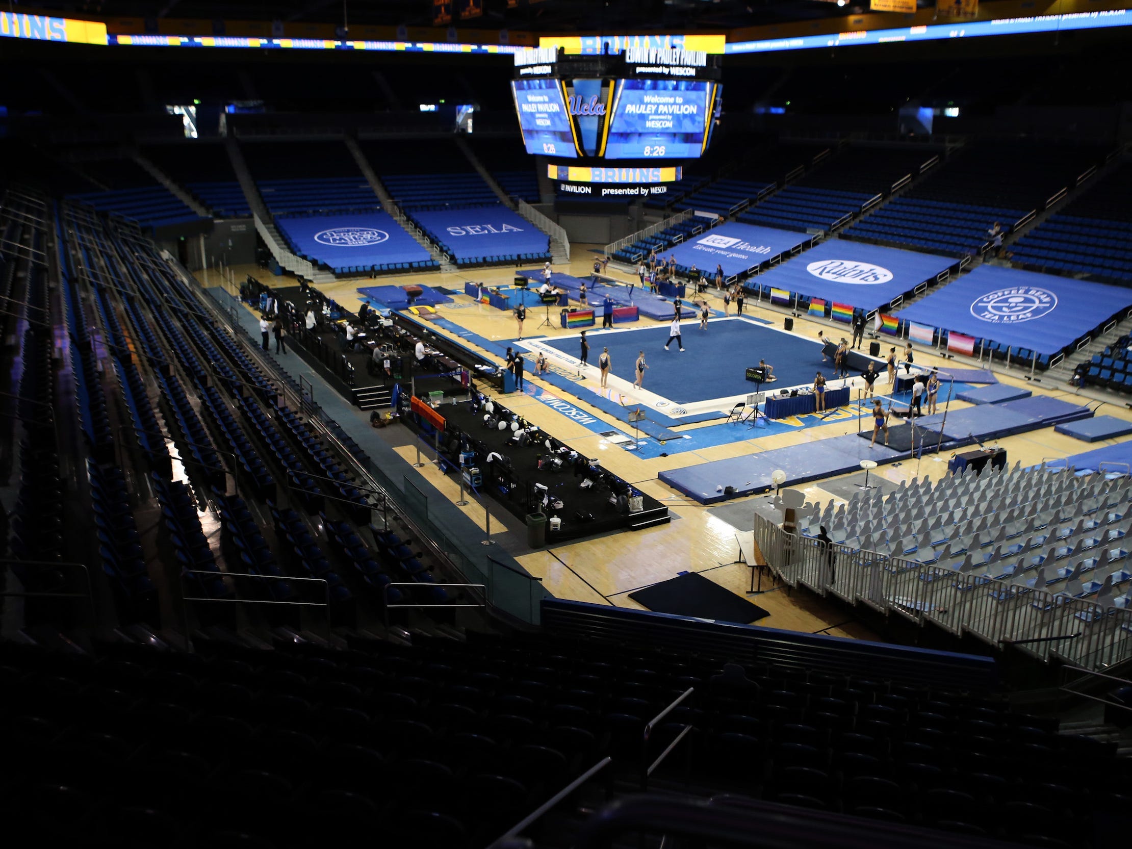 UCLA Gymnastik bereitet sich auf ein Treffen im Pauley Pavilion vor.