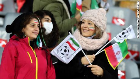 Iranische Fans sehen sich das Asien-Qualifikationsspiel der Katar-Weltmeisterschaft 2022 zwischen dem Iran und dem Irak an.