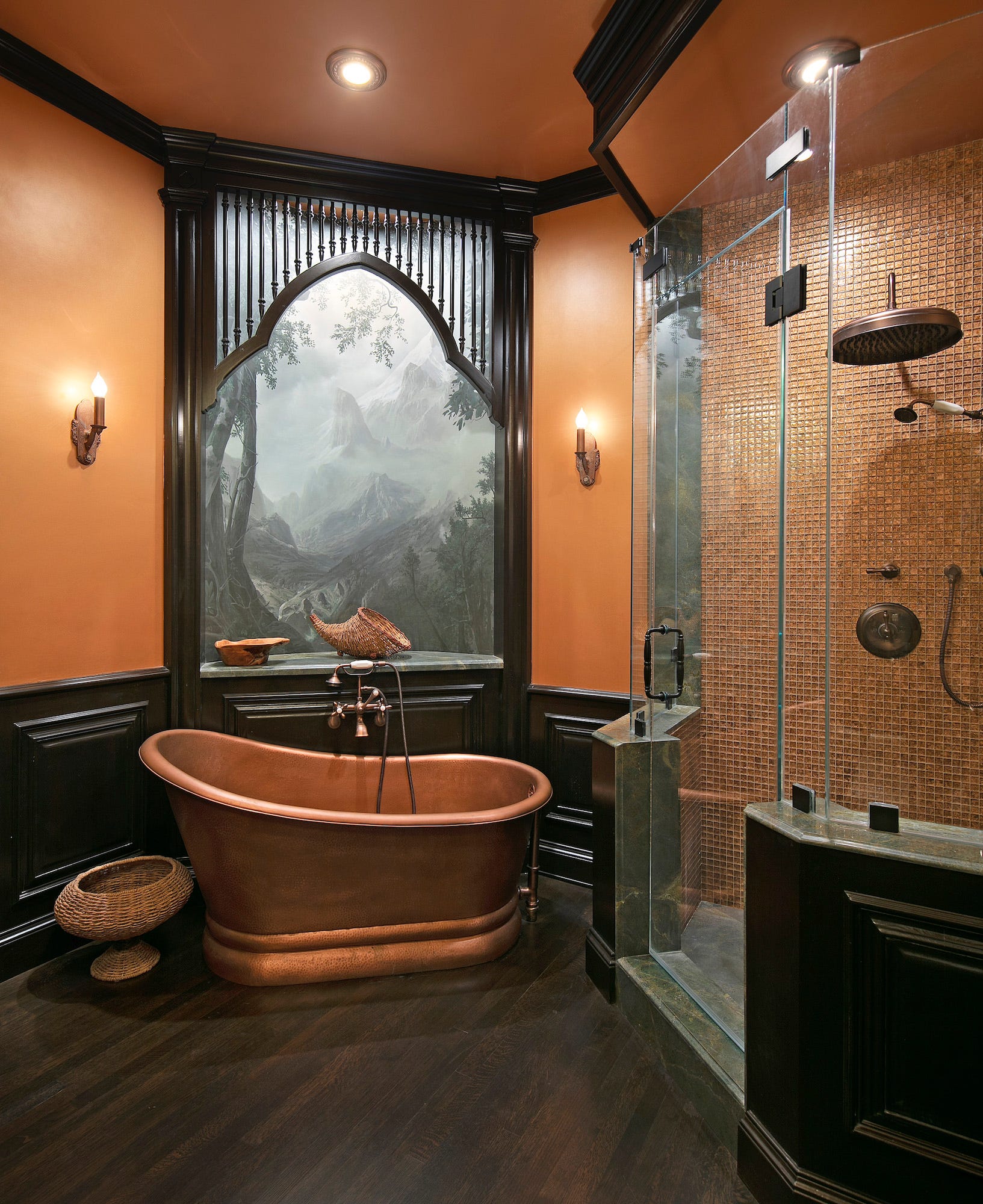 Ein Badezimmer in Kat Von Ds kalifornischem Haus.