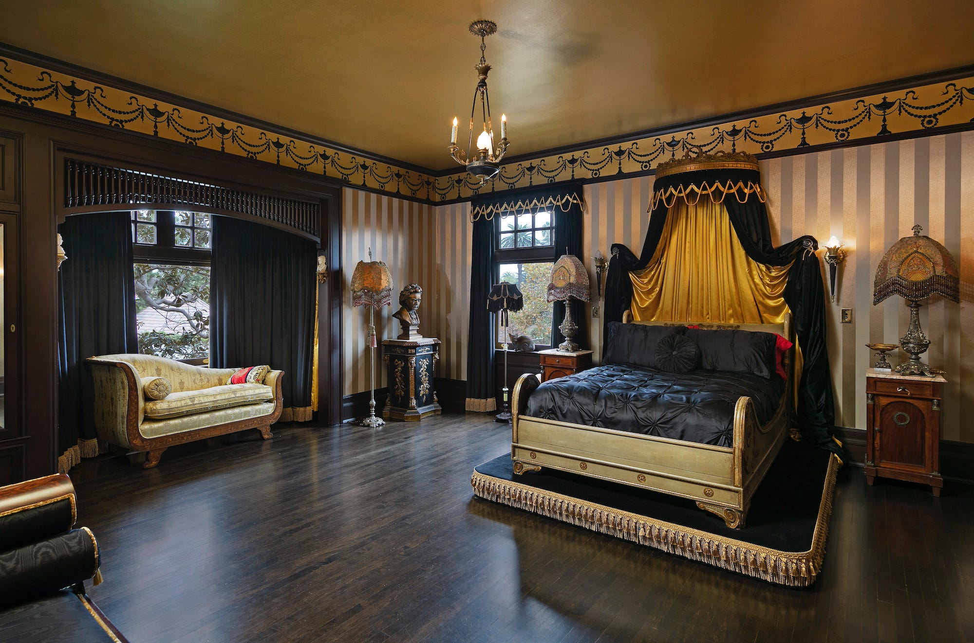 Ein Schlafzimmer in Kat Von Ds Haus in Kalifornien.
