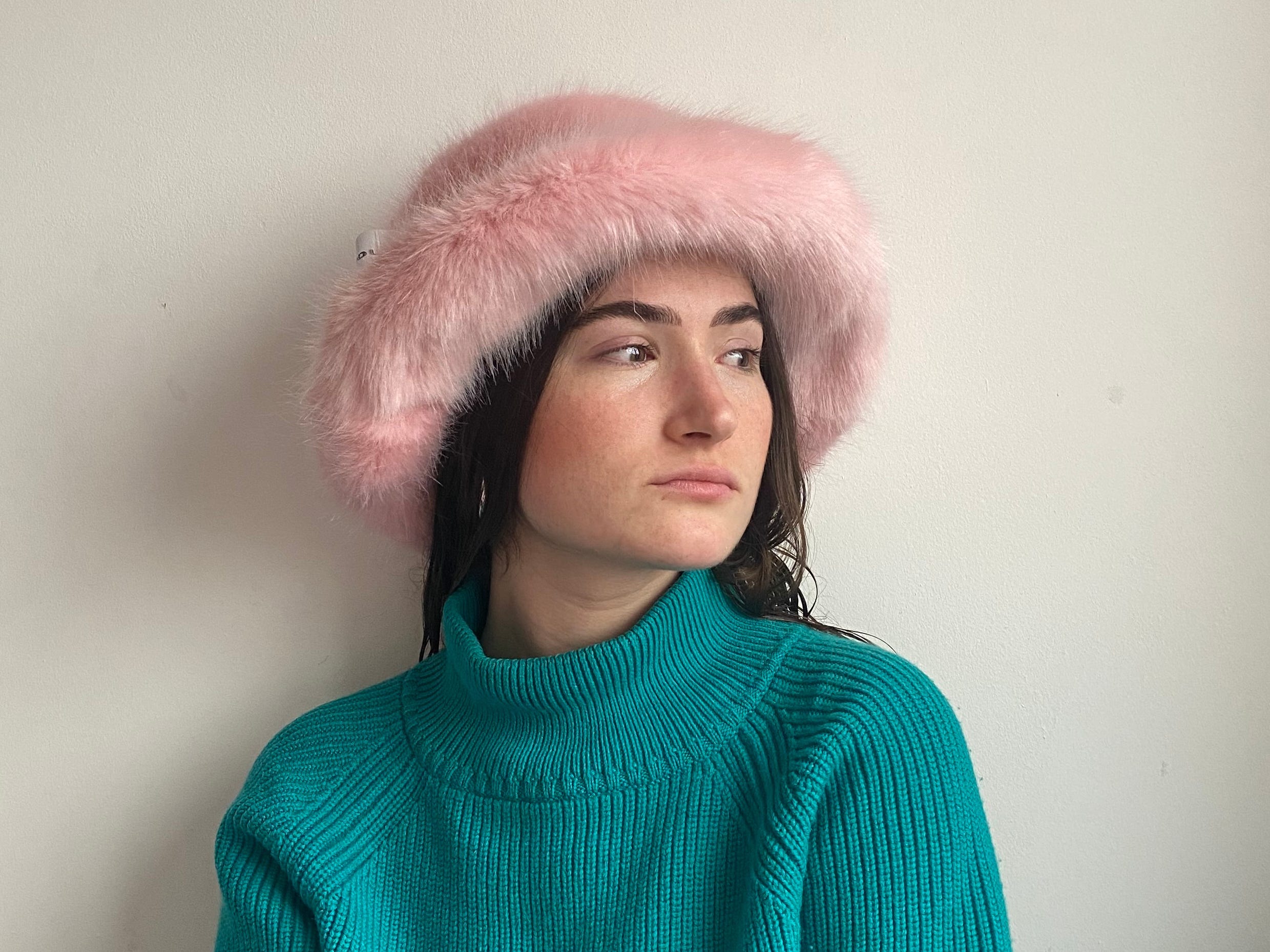 Ashleigh Dickinson fertigte diesen flauschigen rosa Hut.