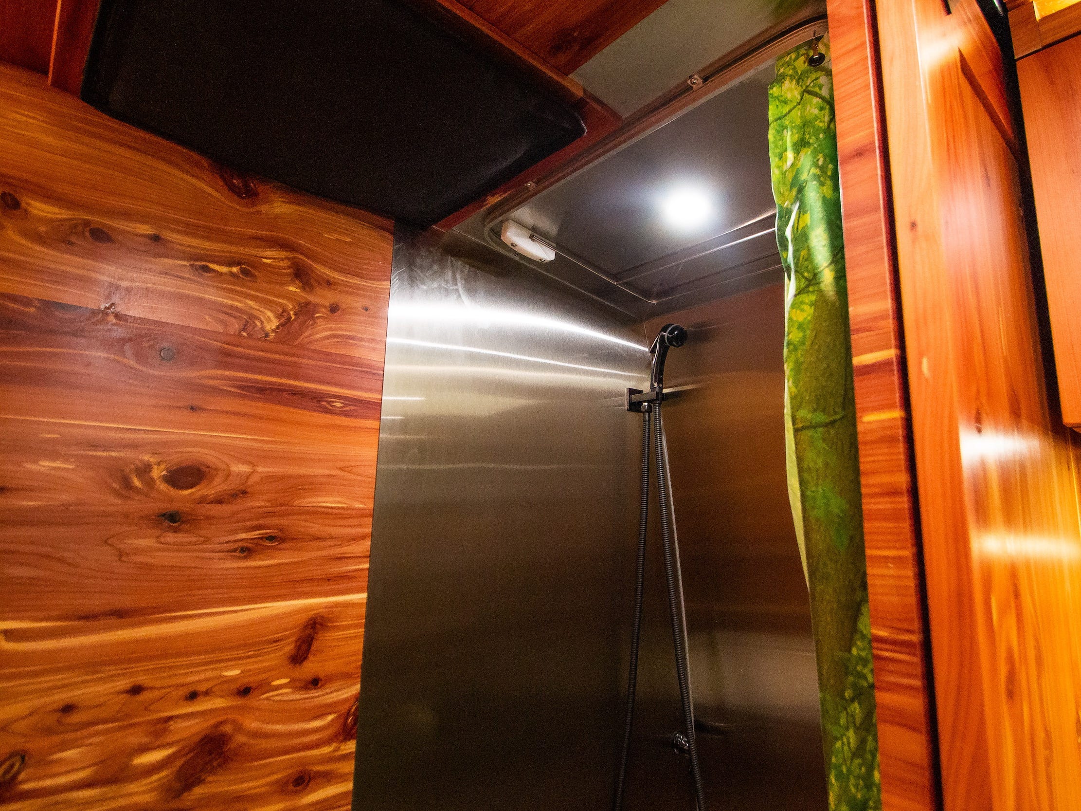 Die Dusche aus Edelstahl umgab den mit Holz ausgekleideten Innenraum.