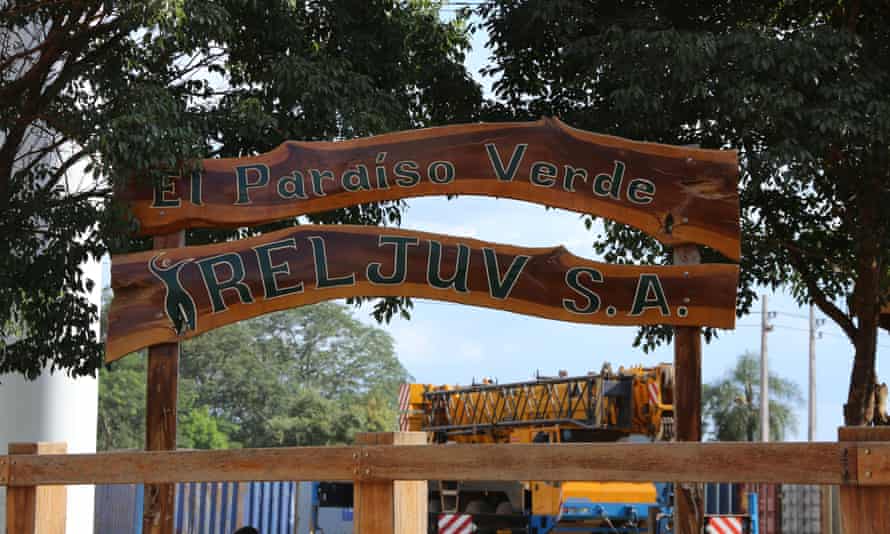 Eingang zu El Paraíso Verde, einer „Utopie“.  in Paraguay für Libertäre und vielleicht rechte britische Medienvertreter?