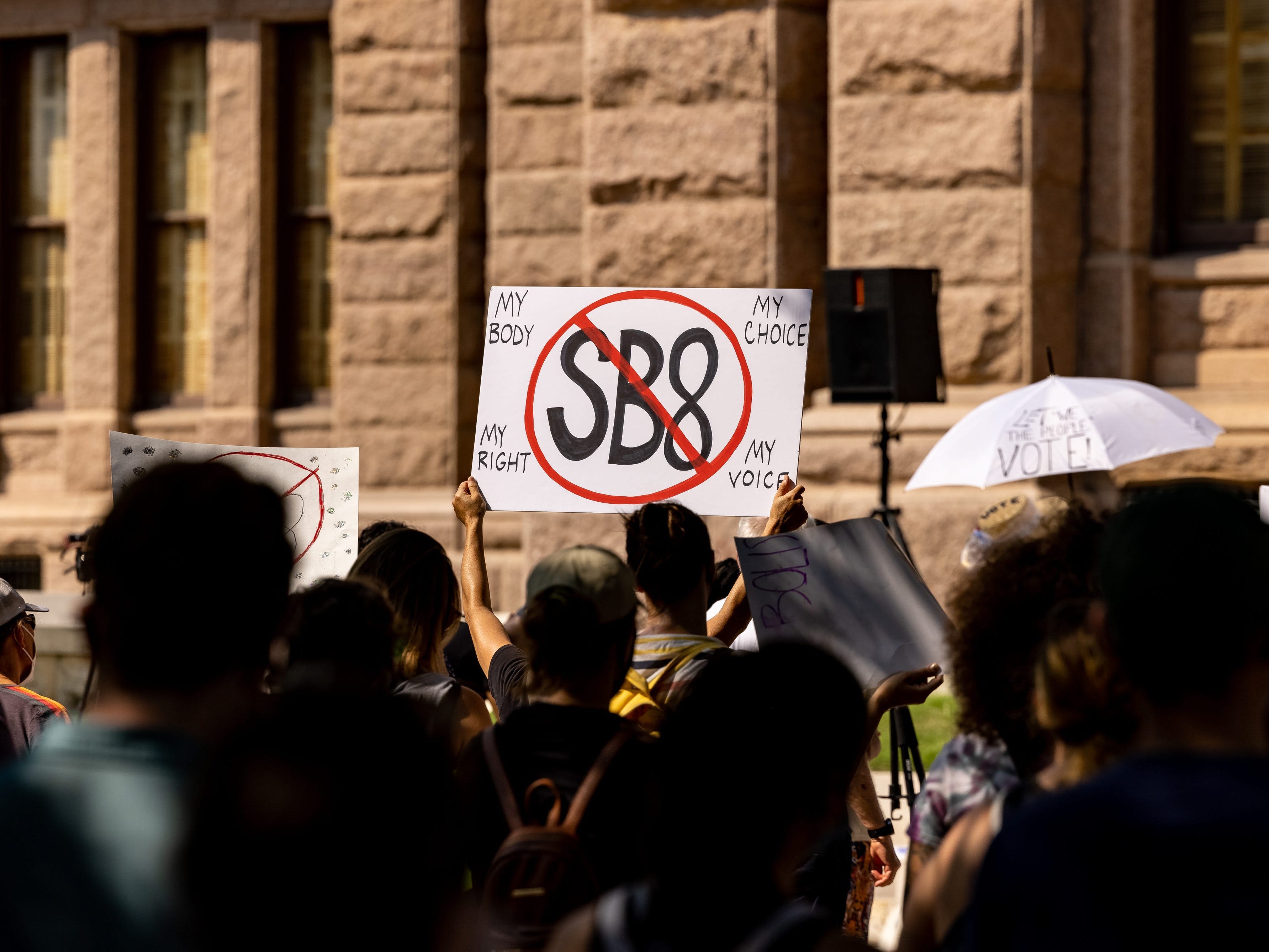 Aktivisten für Abtreibungsrechte versammeln sich am 11. September 2021 in Austin, Texas, im Texas State Capitol gegen SB 8, das Abtreibungen in Texas verbietet, nachdem bei einem Ultraschall ein fötaler Herzschlag festgestellt wurde.
