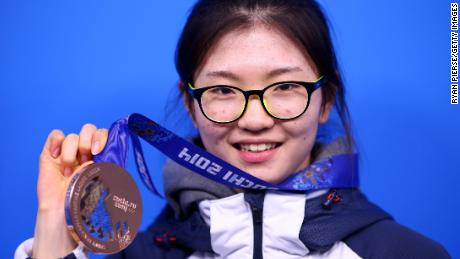 Shim feiert bei den Winterspielen 2014 in Sotschi ihre Bronzemedaille über 1.000 m der Shorttrack-Frauen.
