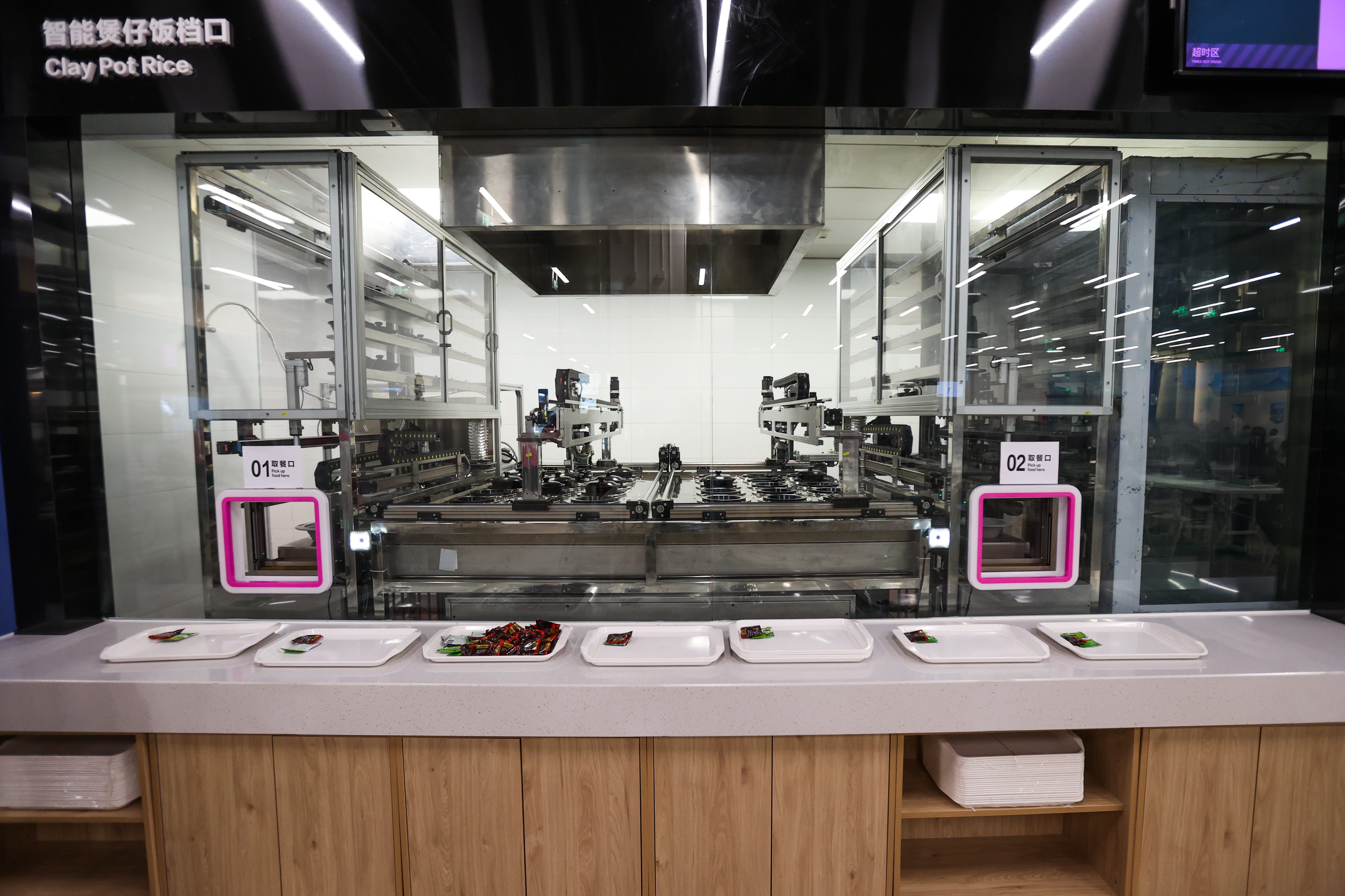 Die Gerichte im Restaurant werden von Robotern in einer automatisierten Küche zubereitet