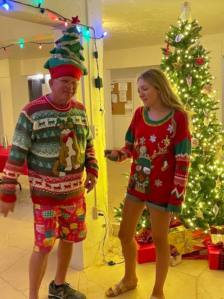 Liz White mit ihrer Nachbarin auf einer hässlichen Pullover-Weihnachtsfeier.