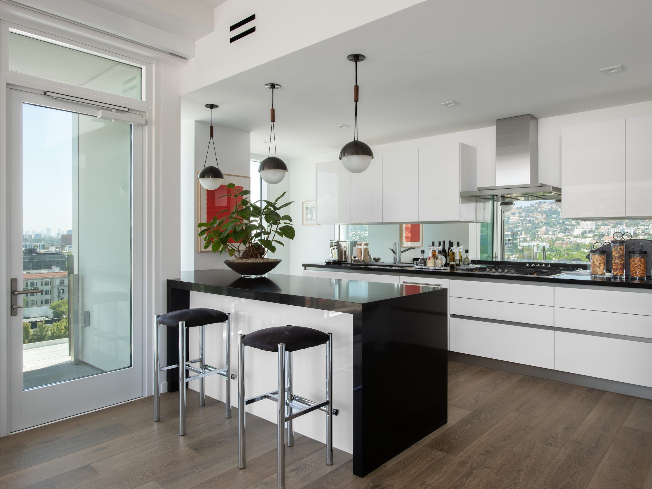 Eine leere Küche mit luxuriösen Annehmlichkeiten und Blick auf LA.