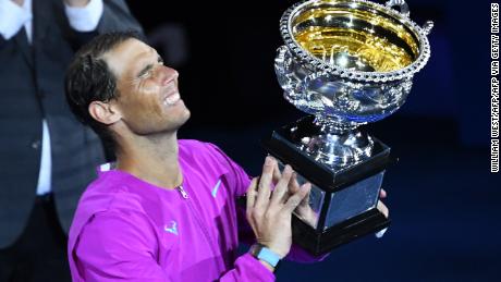 Rafael Nadal hebt eine historische 21. Grand-Slam-Trophäe.