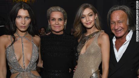 Bella Hadid, Yolanda Hadid, Gigi Hadid und Mohamed Hadid nehmen am 30. November 2016 an der After-Party von Victoria's Secret im Grand Palais in Paris teil.