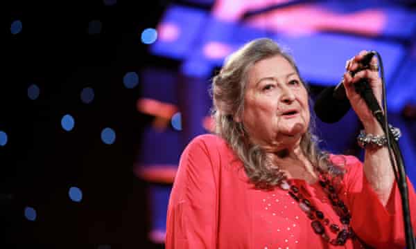 Norma Waterson bei den BBC Folk Awards am 27. April 2016, wo sie den Preis für ihr Lebenswerk erhielt.