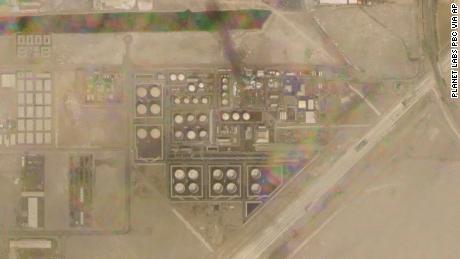 In diesem von Planet Labs PBC bereitgestellten Satellitenbild steigt am Montag Rauch über einem Tanklager im Stadtteil Mussafah in Abu Dhabi auf. 