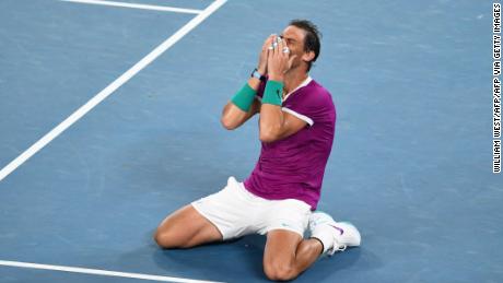 Rafael Nadal sinkt nach seinem Sieg bei den Australian Open auf die Knie.