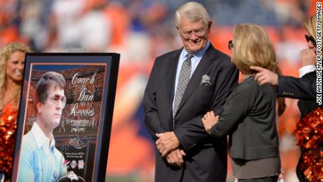 Der ehemalige Bronco-Cheftrainer Dan Reeves wird am 14. September 2014 im Sports Authority Field at Mile High in Denver in den Broncos Ring of Fame aufgenommen.