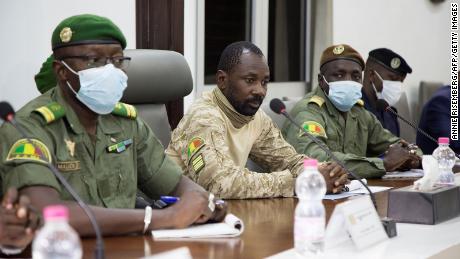 Westafrikanische Staaten brechen Verbindungen zu Mali wegen Wahlverzögerung ab