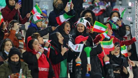 Iranische Fans jubeln während des Asien-Qualifikationsspiels der Katar-Weltmeisterschaft 2022 zwischen dem Iran und dem Irak.