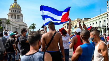 Kubaner demonstrieren am 11. Juli 2021 bei seltenen Protesten in Havanna. 