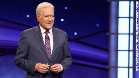 Der langjährige Moderator Alex Trebek moderiert „Jeopardy!“