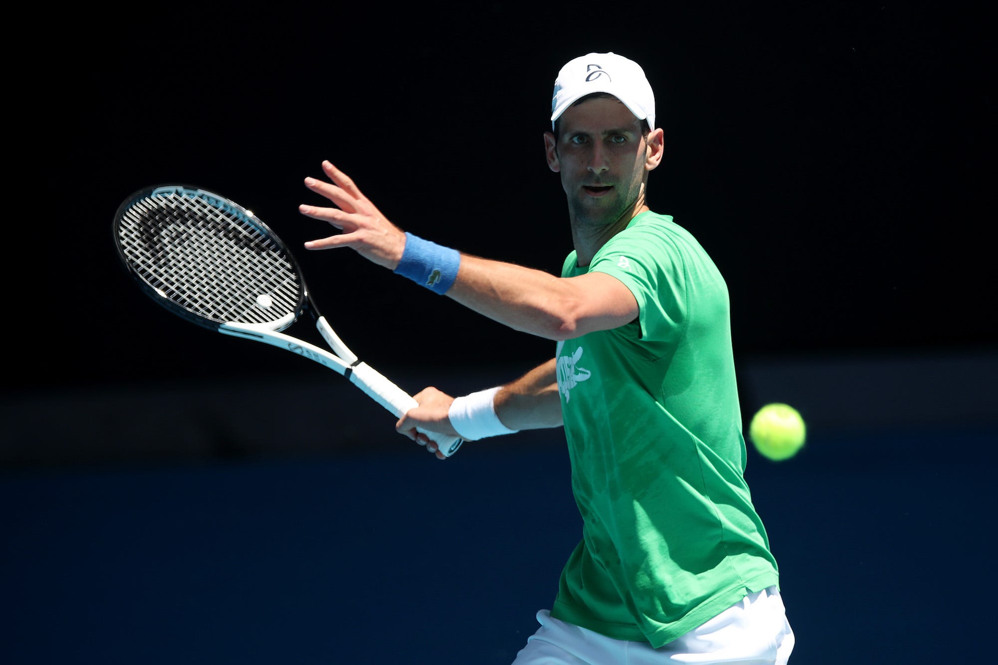 Novak Djokovic aus Serbien spielt während einer Trainingseinheit vor den Australian Open 2022 im Melbourne Park eine Vorhand