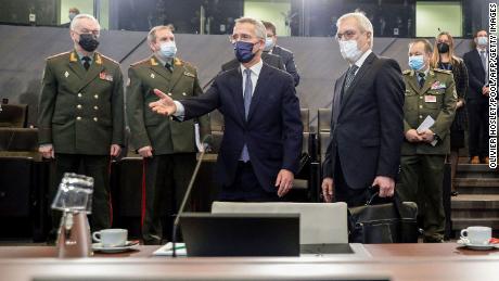 Der stellvertretende russische Außenminister Alexander Gruschko (rechts) und der NATO-Generalsekretär Jens Stoltenberg (Mitte) treffen am 12. Januar 2022 im NATO-Russland-Rat im Hauptquartier der Allianz in Brüssel ein. 