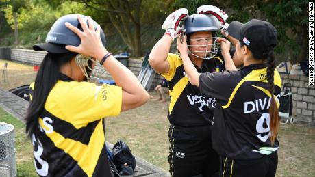 Mitglieder des SCC Divas Cricket-Teams bereiten sich am 8. November 2020 in Hongkong auf ihr Spiel gegen die Hong Kong Cricket Club Cavaliers vor.