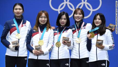 Die südkoreanischen Goldmedaillengewinner Shim Suk-hee, Choi Minjeong, Kim Yejin, Kim Alang und Lee Yubin posieren auf dem Podium während der Siegerehrung für die 3.000-Meter-Staffel der Shorttrack-Frauen bei den Olympischen Winterspielen 2018 in Pyeongchang Spiele.