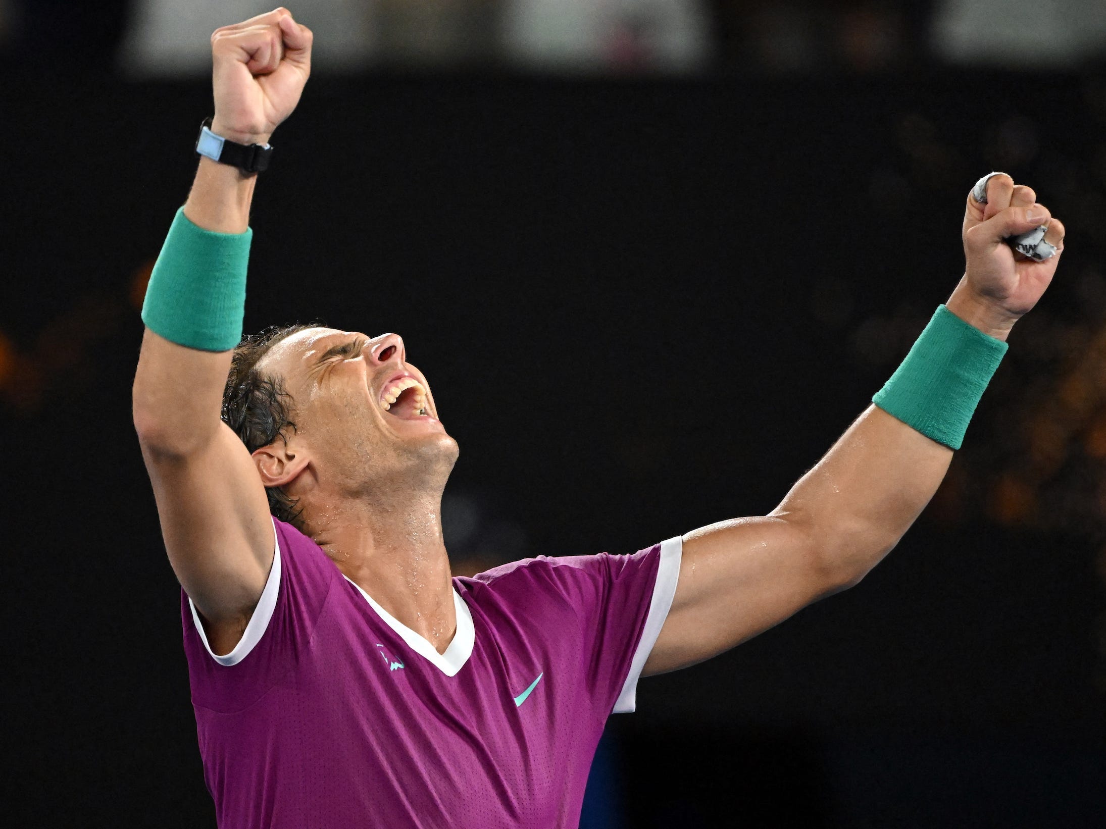Rafael Nadal feiert den Gewinn der Australian Open 2022.