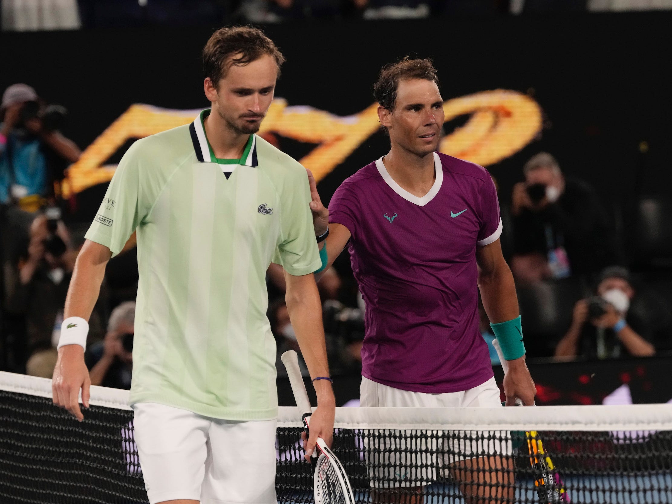 Rafael Nadal (rechts) und Daniil Medwedew.