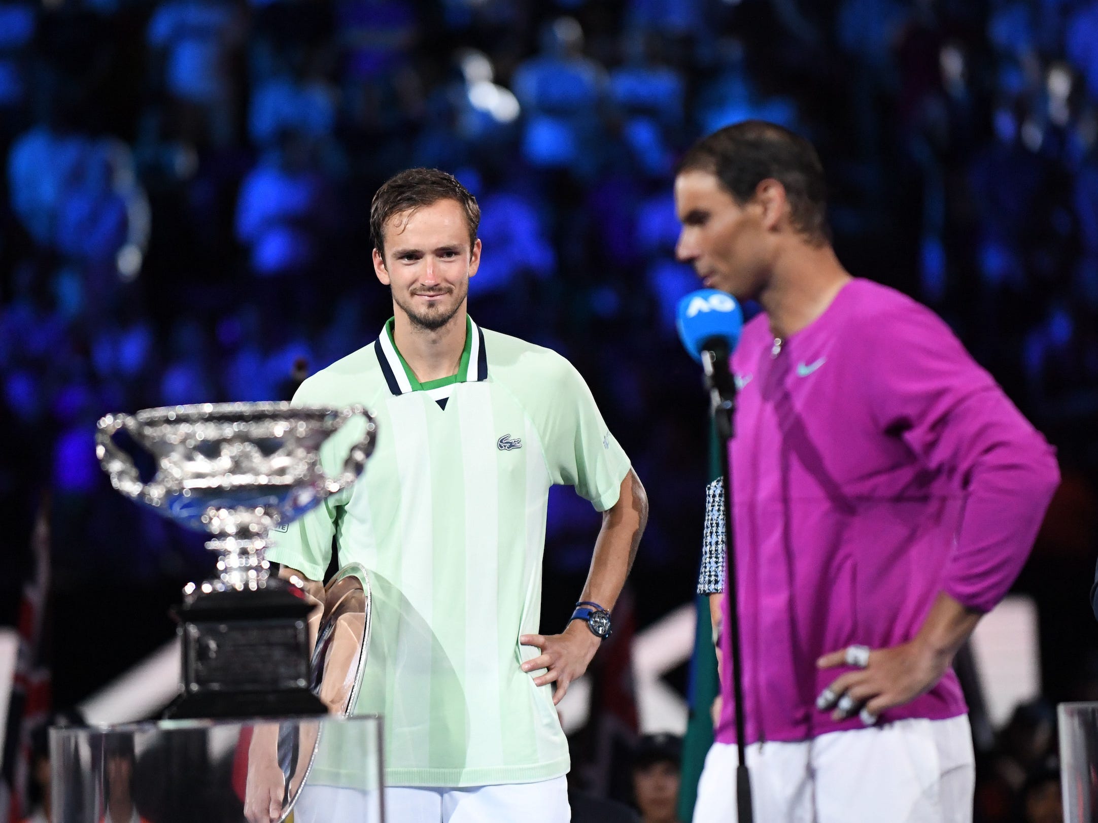 Daniil Medvedev (links) sieht zu, wie Rafael Nadal seinen Australian-Open-Pokal entgegennimmt.