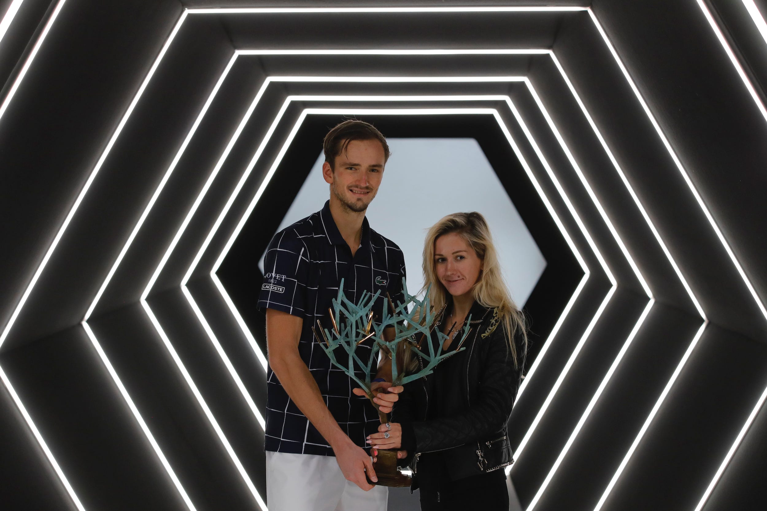 Daniil und Daria Medvedev posieren mit seiner Trophäe nach dem Finale des Paris Masters Tennisturniers 2020.